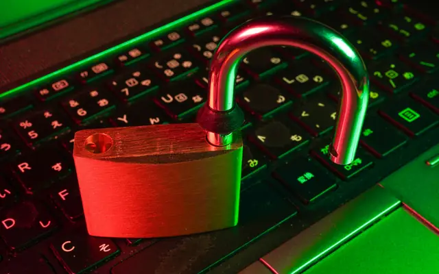 Candado sobre un teclado: abogado de delitos informáticos