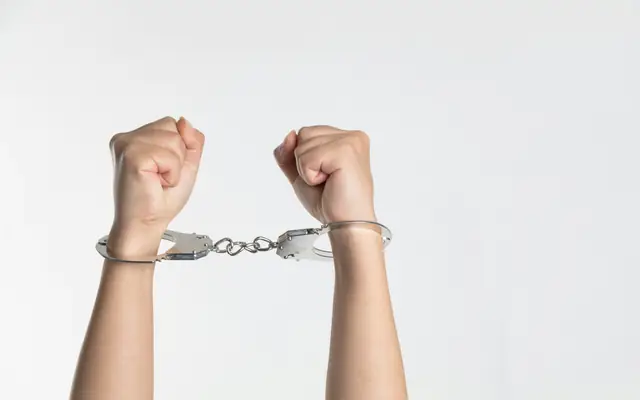 Manos con esposas: abogado para detenidos y control de detención