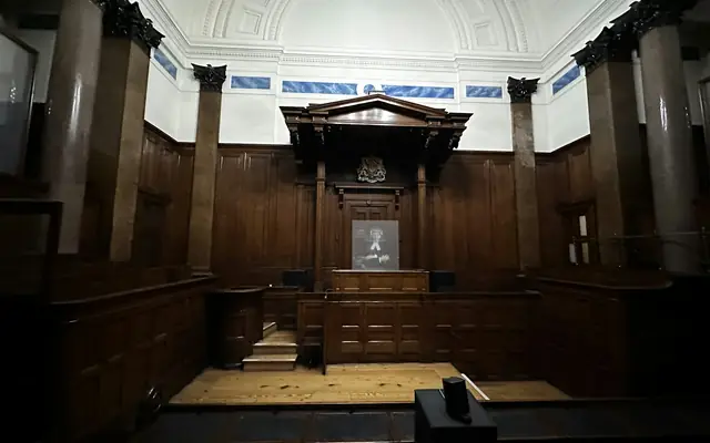 Sala de audiencia vacía antes de una formalización