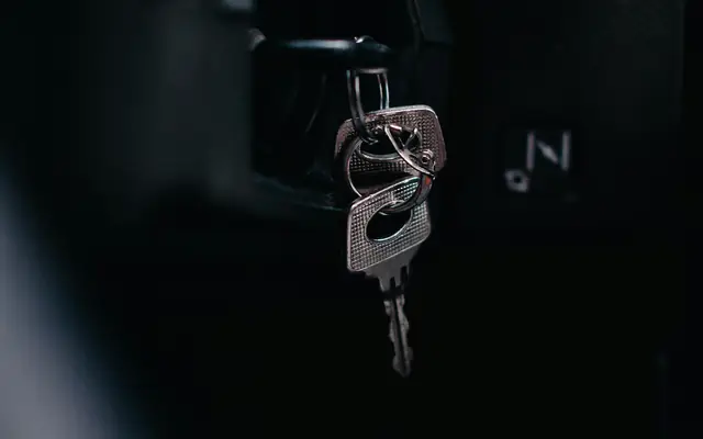 Llave puesta en el contacto de un auto: manejo en estado de ebriedad