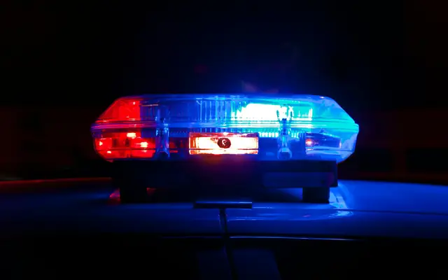 Baliza azul y roja encendida de noche: abogado para carabineros