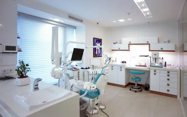 Consulta dental con sillón y equipos: abogado para dentistas