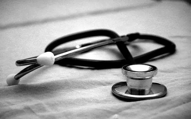Estetoscopio sobre una sábana: abogado para médicos
