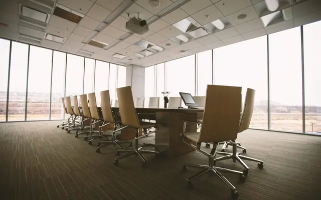 Sala de directorio de una empresa: abogado penal para empresas