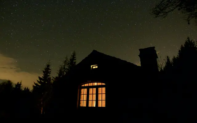 Casa iluminada de noche: abogado por violencia intrafamiliar