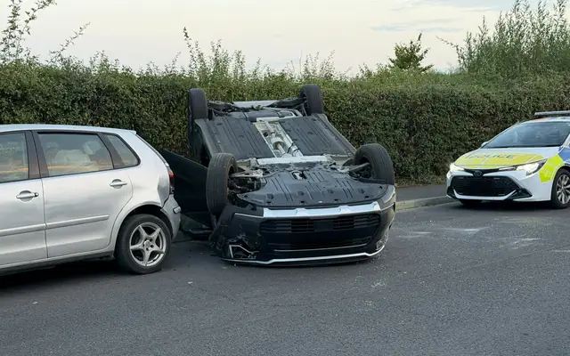 Auto volcado en la calle después de un choque