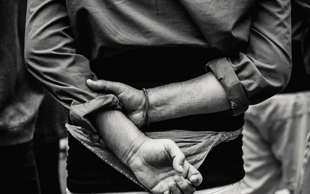 Persona con las manos atrás en blanco y negro