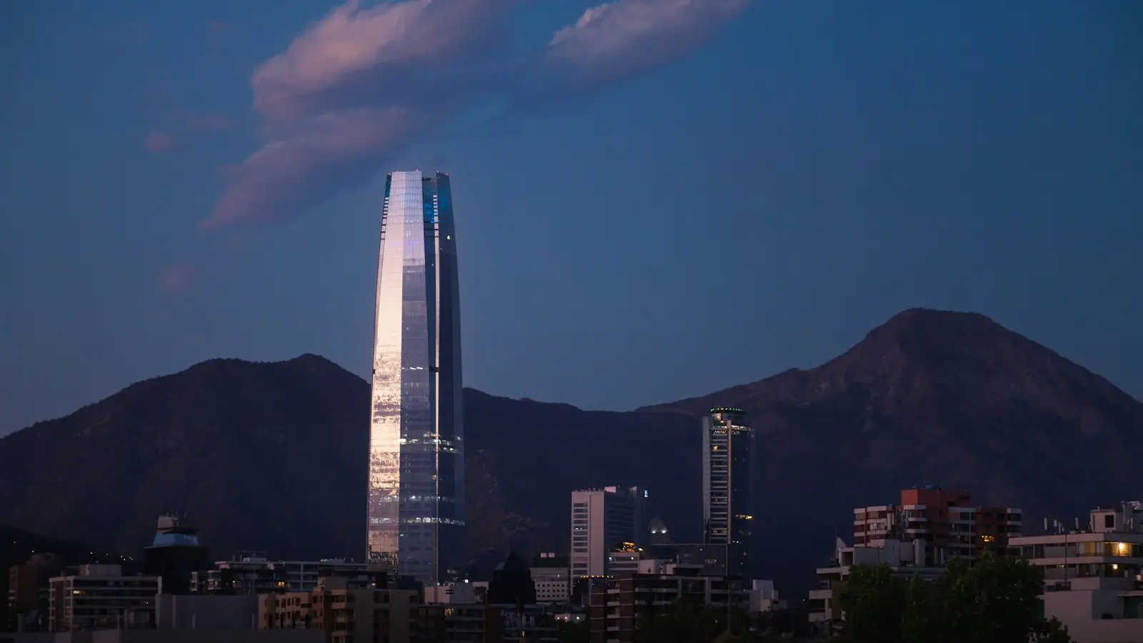 Santiago de noche con la cordillera de fondo